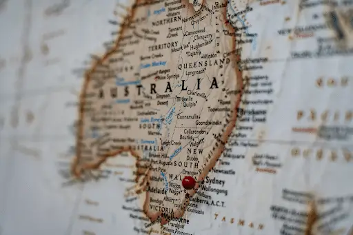 Map of Australia with a red pin marking the city of Sydney.