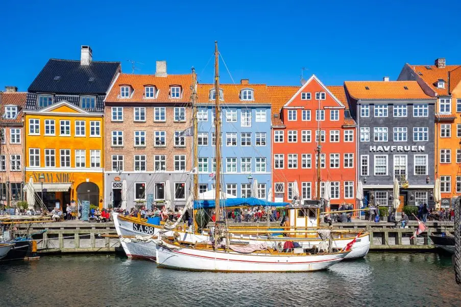 colorful-buildings-nyhavn-copenhagen-city-denmark