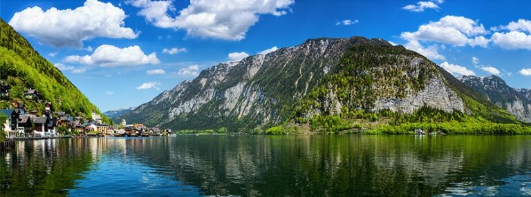 Panorama of hallstatt village and hallstatter see austria