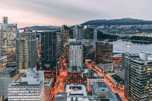 Downtown-city-of-Vancouver-Canada-combines-city-mountains-and-lakes-1
